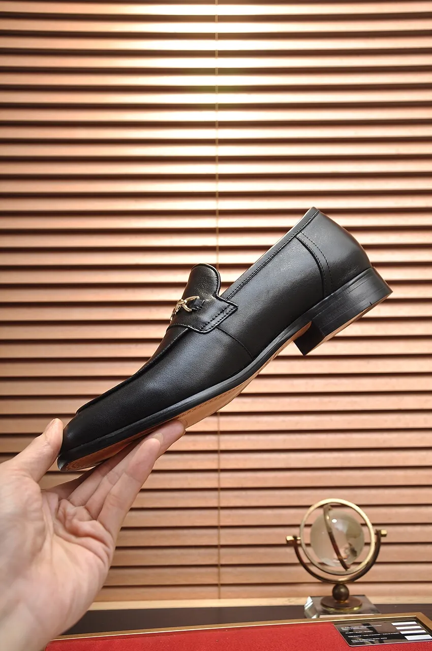 Men's shoes💰500💶Italy's top luxury men's shoe giant (GUCCI) (Gucci) (full cowhide lining) new arrival🍃Original European style🔰 Pleasant to the eye😍In order to make the shoes more durable and non-deformable🌀The production continues to follow traditional methods but there is still no lack of innovation💪Choose original sheepskin for the leather♻️ Smooth and natural And extra bright ⭐Made of imported cowhide, the first choice of rich people 38-45 (45 customized)